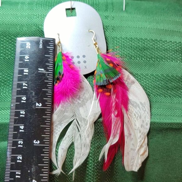 Three Pairs of Click Six Feathered Earrings! - Picture 4 of 15